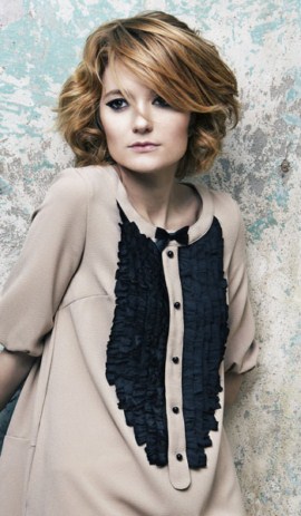 Известную актрису Надежду Михалкову «застукали» в смешных носочках и сигаретой в зубах!    Султану Французову некогда называли одним из наиболее перспективных дизайнеров в России, но из-за всевозможных обстоятельств ее бренд не стал сенсацией рынка. Но все еще может стать по-другому - Султана снова трудится под собственным именем, свет увидел лукбук ее свежей коллекции. В нем снималась Надежда Михалкова, для актрисы создали образ школьницы, которая прячется с сигареткой в зубах на заднем дворике.  Коллекцию называют интересной, практичной и современной. Да и ценник при этом вполне нормален.  