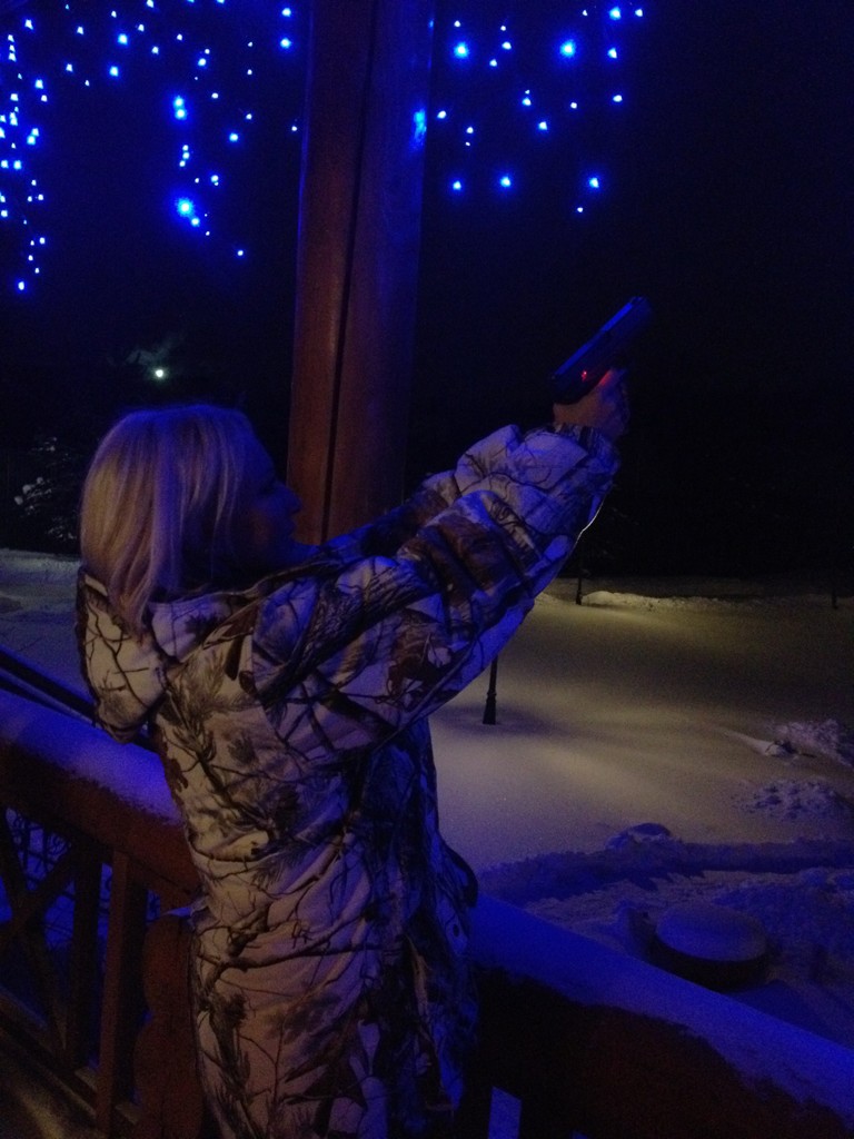 Лера Кудрявцева устроила пальбу из пистолета в общественном месте!