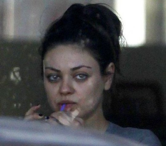 Мила Кунис шокировала папарацци лицом без макияжа!