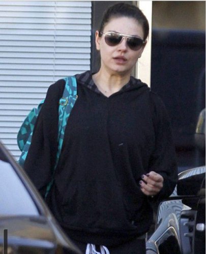 Мила Кунис шокировала папарацци лицом без макияжа!