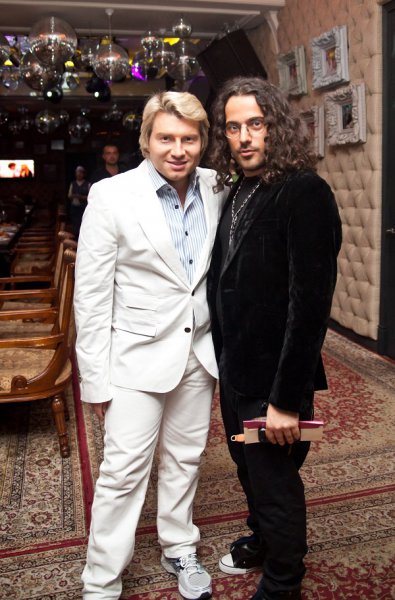 Труп известного российского шоумена нашли на съемной квартире в Москве!