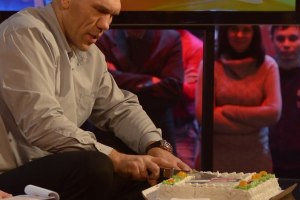 Российский боксер Николай Валуев полакомился ушком одного из братьев Кличко.    К счастью, ушко было не настоящим. В рамках передачи «90х60х90» Коле предложили разрезать торт с изображением коллег. Ведущие программы, Мария Командная и Катерина Кирильчева, напомнили Валуеву об старом обещании - съесть торт с изображением братьев Кличко, причем съесть одним куском. Валуем об этом обещании не помнил, но, чтобы не обижать девушек, на эксперимент все же согласился….    Боксер нарезал торт мелкими кусочками, приговаривая: «Извини, братишка, я тебе ухо задел». Лица спортсменов Валуев не тронул, был очень галантен! Правда, кушать тор Николай не стал, он придерживается диеты и уже много лет не ест сладкого. Однако вкусное «ушко» Кличко спортсмен предложил отведать всем желающим.    