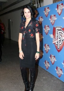 Недавно родившая певица Слава поразила шикарной фигурой 