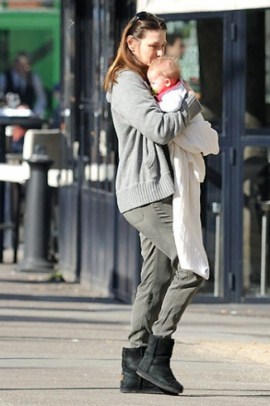  Первые снимки дочки французского президента на руках у Карлы Бруни