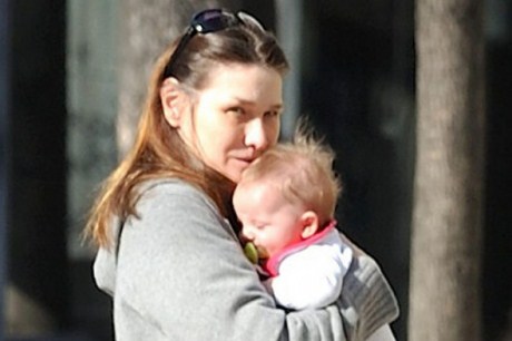  Первые снимки дочки французского президента на руках у Карлы Бруни