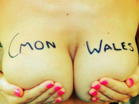 Популярнейшая модель разрисовала свою голую грудь, чтобы поддержать спортсменов