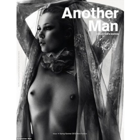 Кейт Мосс продемонстрировала голую грудь 