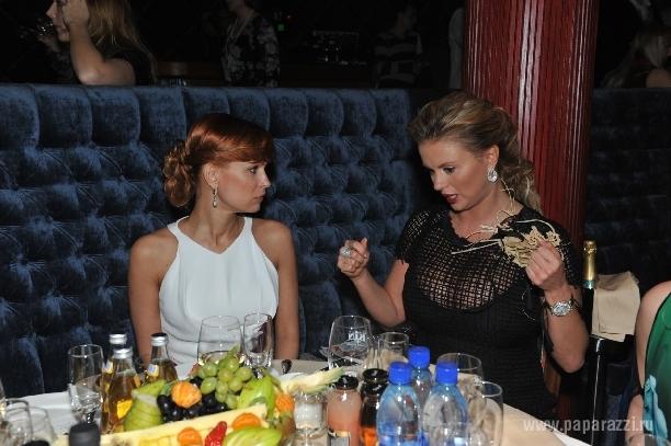 Анна Семенович не устает демонстрировать публике свои шикарные формы!