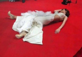 Певица Эрика свалилась в обморок прямо на красной дорожке