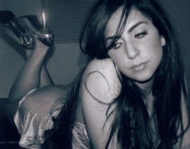 Эксклюзивные фото 19-летней Леди Гага поразили общественность – кого же мы видим?  В 19 лет Леди Гага не выглядела столь неординарно и эпатажно. Перед вами - ее первый  профессиональный фотосет. Сегодня вовсе не скажешь, что в певице течет итальянская кровь. И невозможно поверить, что некогда она была такой серенькой, а трудилась официанткой, мечтая о славе. Когда Гага была 19-летней Стефани Джерманоттой, ее сняла польский фотограф Малгожата Саниевска, плоды ее работы можно увидеть прямо сейчас. 