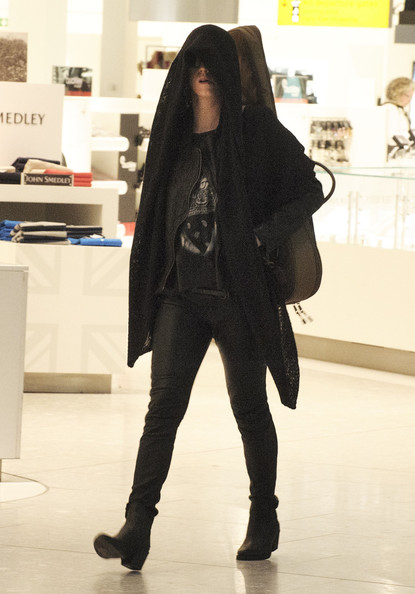 KatyPerryIncognitoHeathrowiJPR2qQ4FnWl