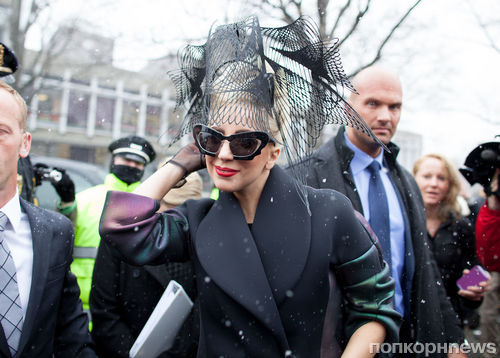 Мир сходит с ума от этой шляпки Lady Gaga!