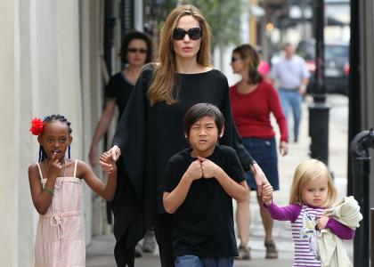 Анджелина Джоли на прогулке со своими очаровательными детьми во Франции!