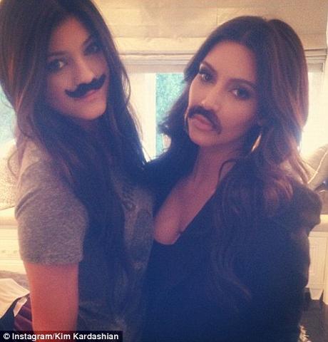 Усатая Ким Кардашьян попала в кадр папарацци!