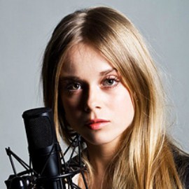 Голый фанат напал на певицу Лавику  