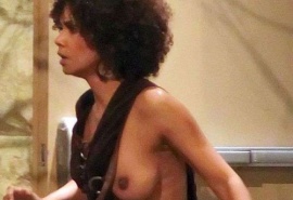 halle berry_tit_1