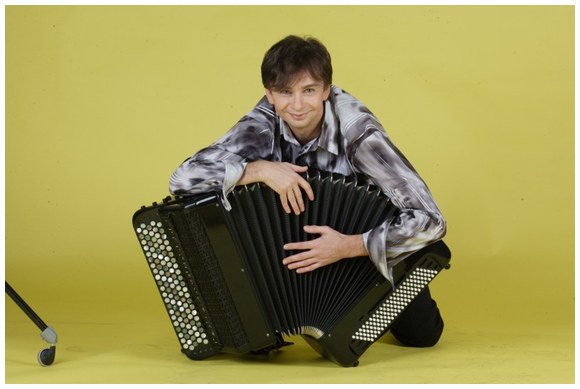 Популярнейшего украинского артиста обвинили в педофилии!