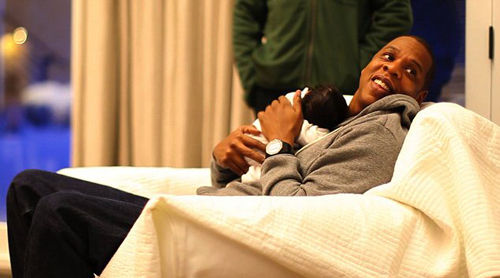 Бейонсе в ресторане, не стесняясь окружающих, кормит дочь грудью!