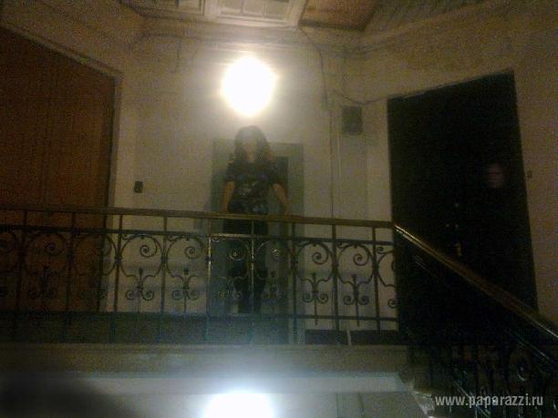 Призрак Людмилы Гурченко запечатлела фотокамера фаната на лестничной площадке ее дома!