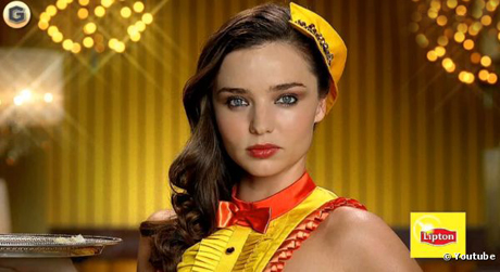 Миранда Керр подрабатывает официанткой: секси - фотосессия в образе!