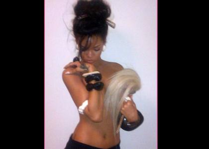 Рианна опубликовала в Twitter обнаженное фото, чтобы разрекламировать сингл!