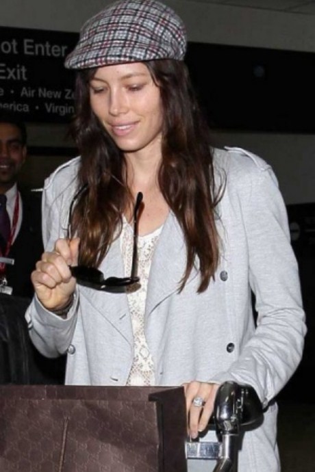 Актриса Джессика Бил шокировала публику лицом без макияжа