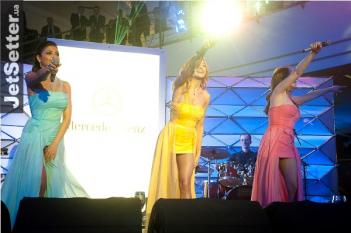 ВИА ГРА порадовали зрителей новыми откровенными сценическими костюмами!