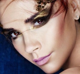 Виктория Бекхэм  напугала фанов обнаженной грудью