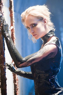  Певица Глюк'oZа разделась и вымазалась в грязи 