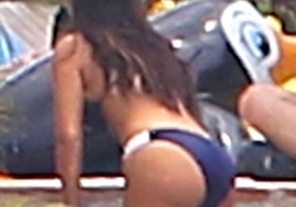 5Kardashian-Bikini-DR-033112-435x580