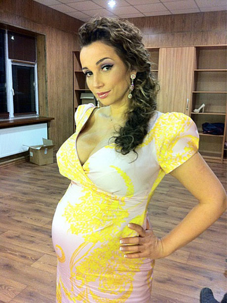 Анфиса Чехова выставила на показ свой чудный беременный животик!