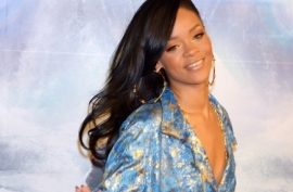 Rihanna-Attends-Battleship-Premiere-in-Tokyo-3-435x580