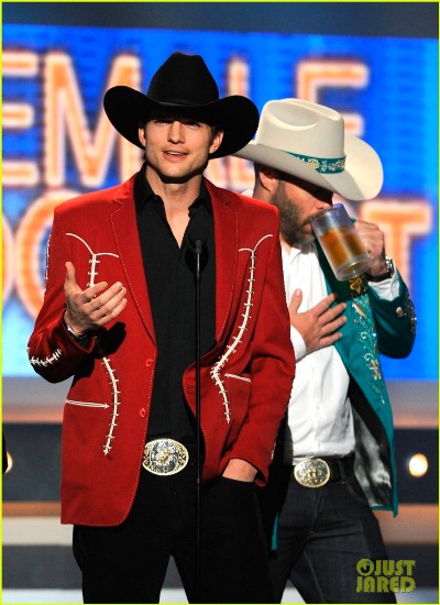 ashton-kutcher-acm-awards-03