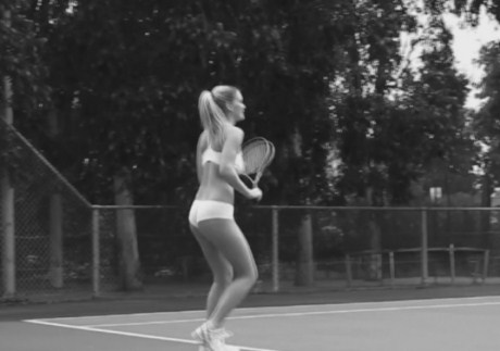 Бывшая подружка Леонардо ДиКаприо Бар Рафаэли сыграла голой в теннис