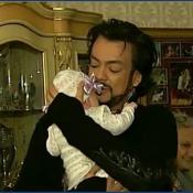 Филипп Киркоров показал, как он лихо умеет пеленать Аллу-Викторию! 