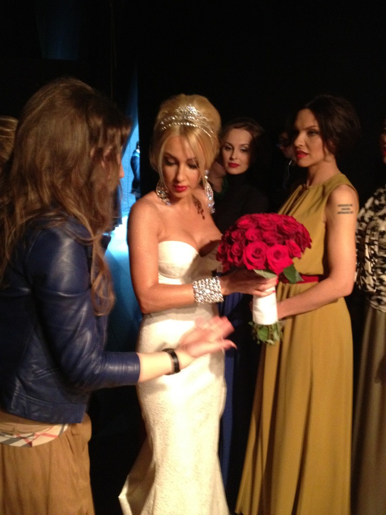 Лера Кудрявцева продемонстрировала шикарные формы во время модного показа!