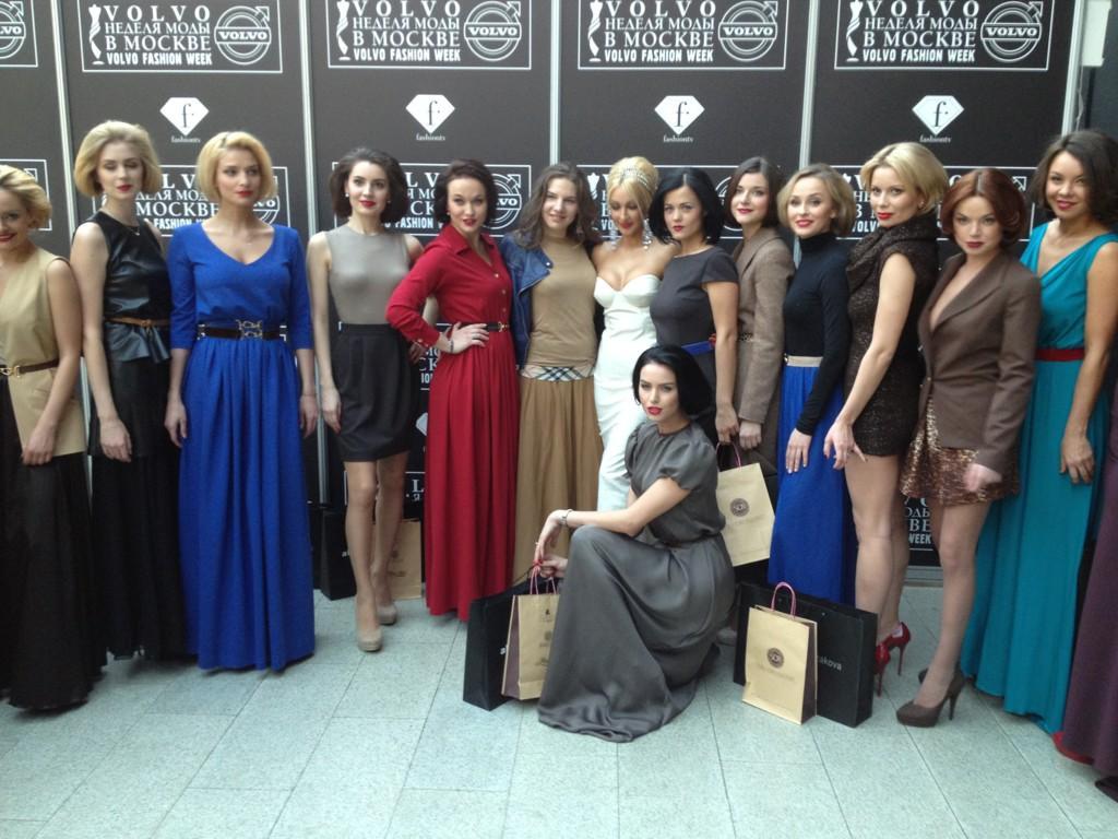 Лера Кудрявцева продемонстрировала шикарные формы во время модного показа!