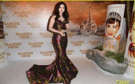 lily-collins-mirror-mirror-paris-03