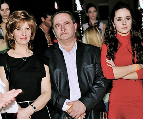 Бесстыдница Лобода крутит голой попой на концерте!