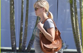 pregnant-reese-witherspoon-office-03
