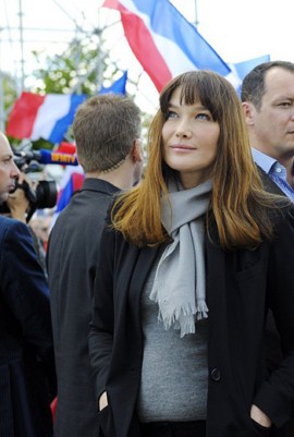 Испорченное пластикой лицо Карлы Бруни начало оживать