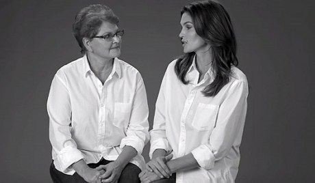  Синди Кроуфорд показала своих маму и дочурку  