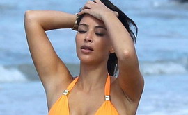 2Kardashian-Bikini-Mexico-435x580