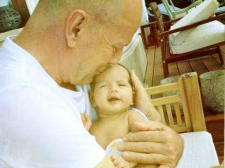  Брюс Уиллис показал свою новорожденную дочь 