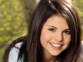 Очаровательная Селена Гомеса поразила шокирующее сексуальной рекламой духов