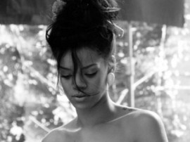 Певица Рианна вновь засветилась без макияжа 