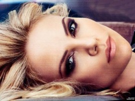 Очаровательная Шарлиз Терон в очень сексуальной фотосессии