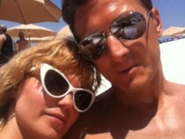 Глюкоза шокировала своим лицом не только публику, но и собственного мужа 