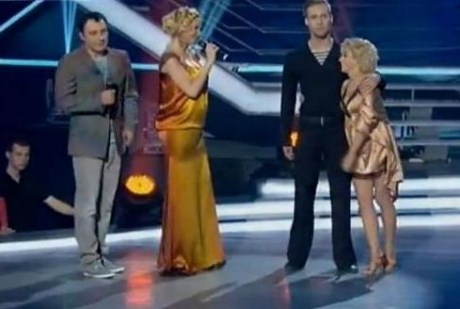 Телеведущая Лилия Ребрик показала очаровательный беременный животик!  Известная украинская телеведущая Лилия Ребрик продемонстрировала свой округлившийся животик. Ведущей известного шоу «Танцюють всі! Повернення героїв» не удается скрывать свою беременность. В очередном эфире проекта ведущая вышла на сцену в золотом наряде, под которым очень хорошо было видно округлившийся пузик. Говорят, что стильная телеведущая – уже на седьмом месяце. Хотя формы Лилии и  округлились, комментариев от звезды до сих пор никто еще не дождался. 