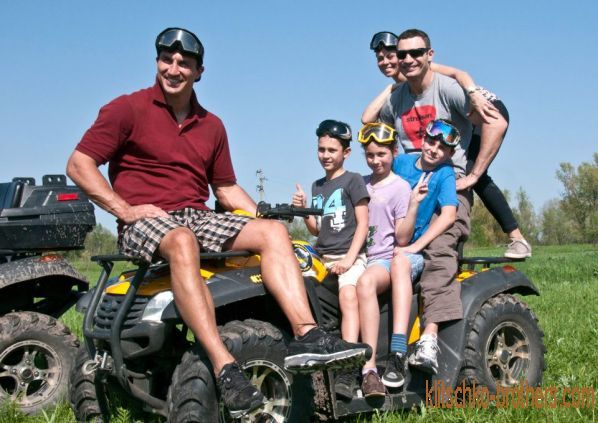 Братья Кличко экстремально отдохнули в центре Киева!